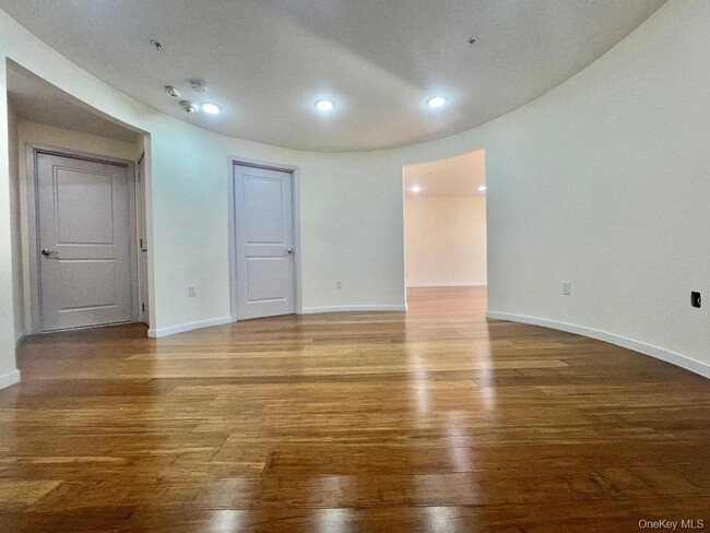 55 S Middle Neck Rd in Great Neck, NY - Building Photo - Building Photo