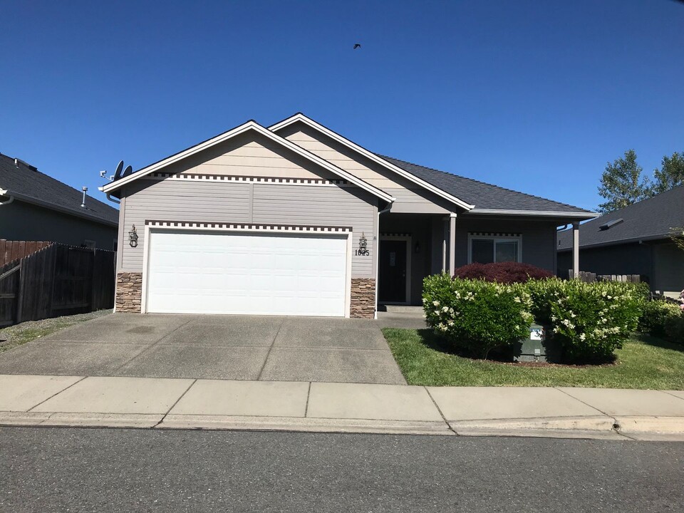 1625 SW Claudia Way in Grants Pass, OR - Building Photo