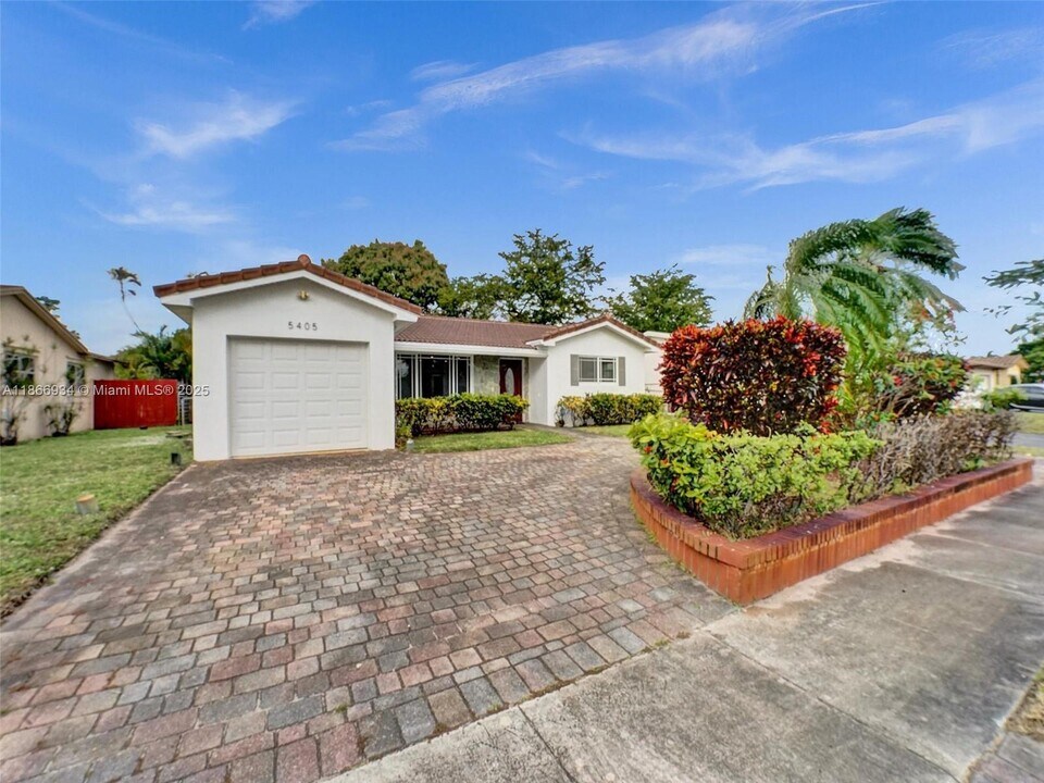 5405 McKinley St in Hollywood, FL - Building Photo