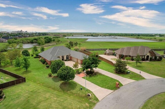 38 Sandy Trail Ln in Lawton, OK - Foto de edificio - Building Photo