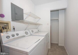 214 Valley Stream Ln in Chesterbrook, PA - Building Photo - Building Photo
