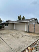 728 Collyer Dr in Redding, CA - Building Photo