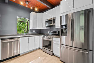 13006 Moorpark St in Los Angeles, CA - Building Photo - Building Photo