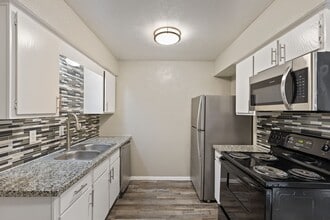 Cottonwood Park Village in Grand Prairie, TX - Foto de edificio - Building Photo