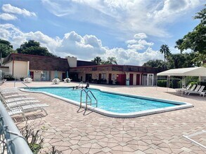 1015 Country Club Dr in Margate, FL - Building Photo - Building Photo