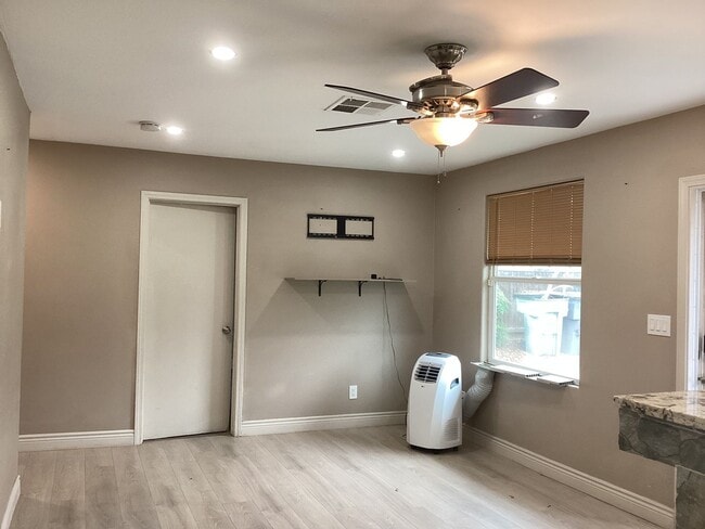 1222 W Saginaw Way in Fresno, CA - Building Photo - Building Photo