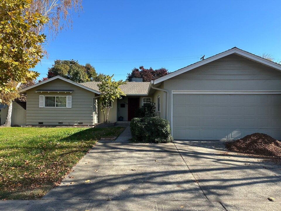 1910 Monte Verde Ave in Modesto, CA - Foto de edificio