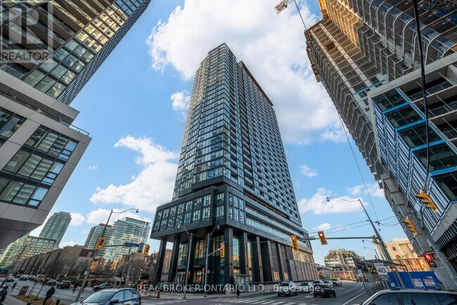 19 Western Battery Rd in Toronto, ON - Building Photo - Building Photo