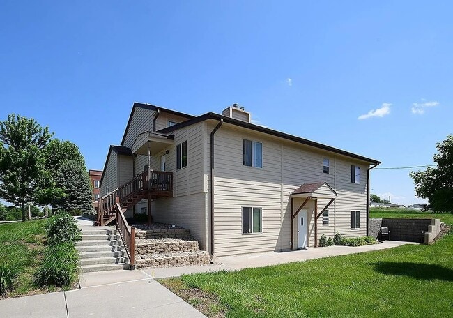 345 Spruce St, Unit B in Springfield, NE - Foto de edificio - Building Photo
