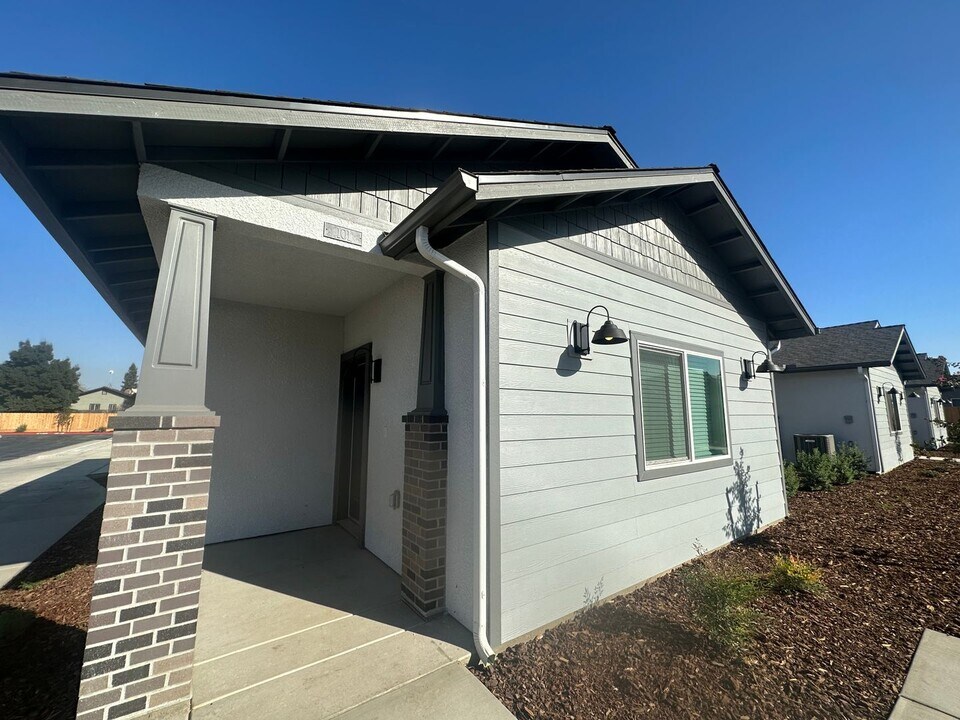 514 S Summit St-Unit -514 S. Summit St. #101 in Visalia, CA - Building Photo