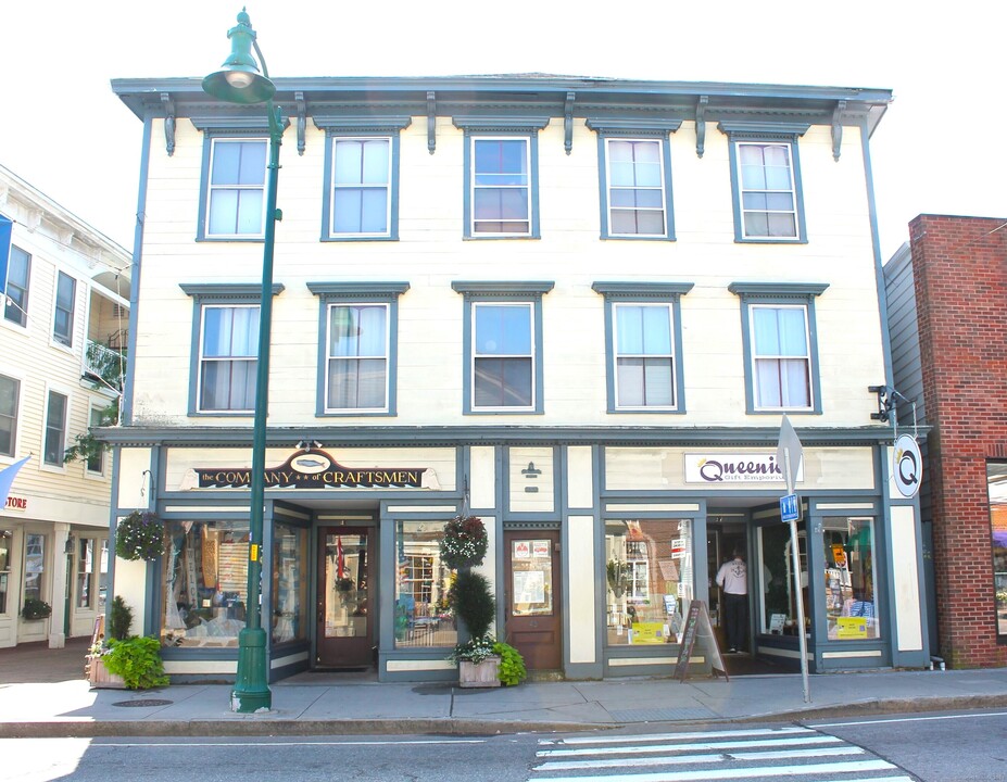 45 W Main St in Groton, CT - Building Photo