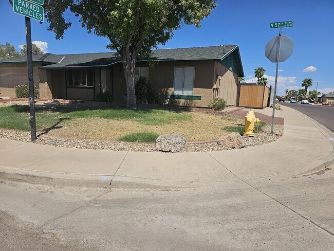 18201 N 57th Ave in Glendale, AZ - Building Photo - Building Photo