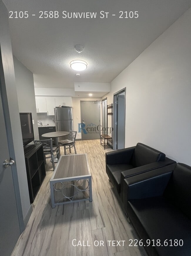 258B-258B Sunview St in Waterloo, ON - Foto de edificio - Building Photo