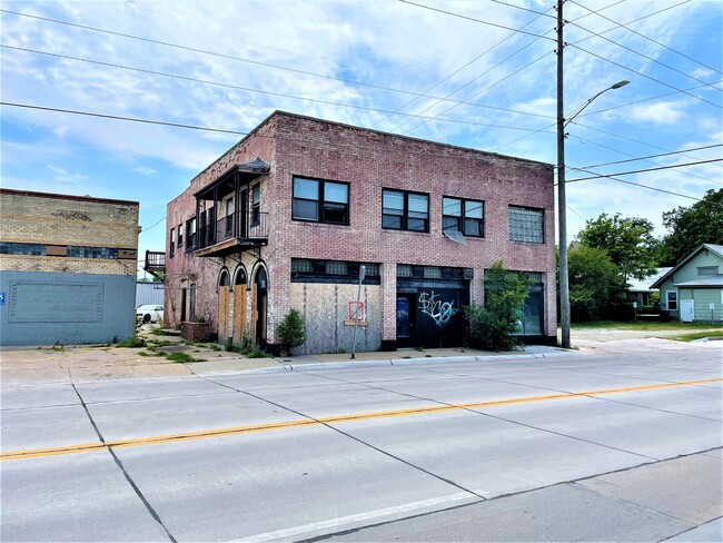 213-215 E. Lincoln