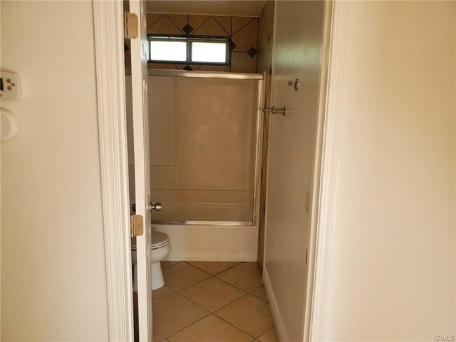 23041 Erwin St in Los Angeles, CA - Building Photo - Building Photo