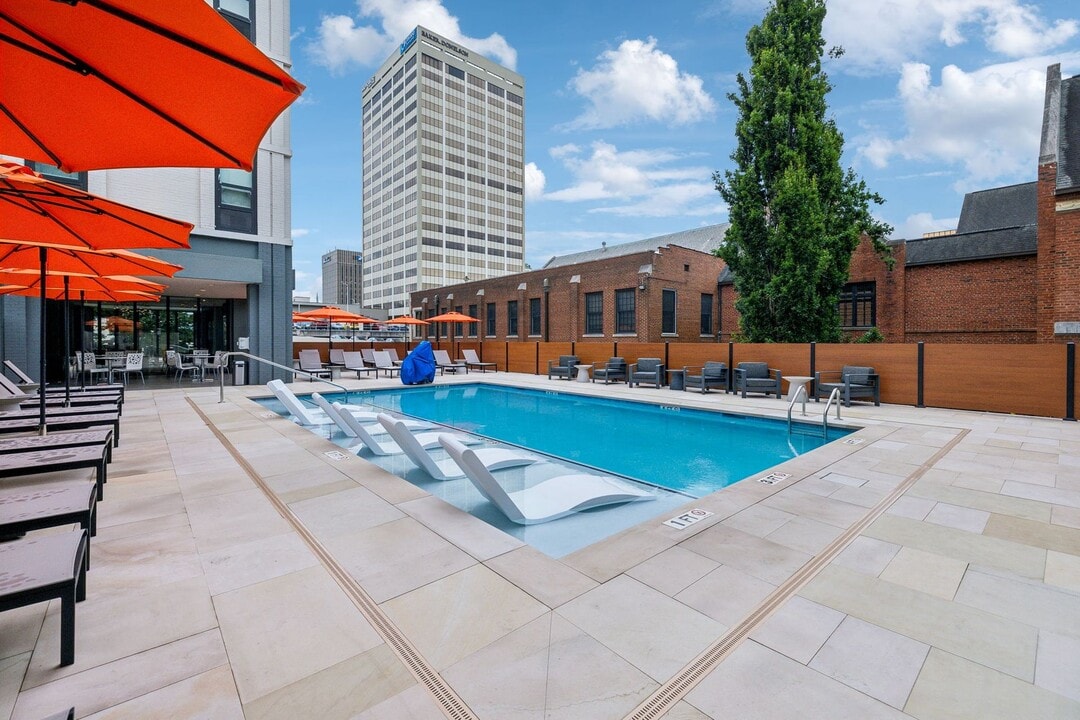 West 6th Apartments - ALL INCLUSIVE LIVING in Chattanooga, TN - Building Photo