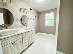 5262 Tulane Ave in Jacksonville, FL - Foto de edificio - Building Photo