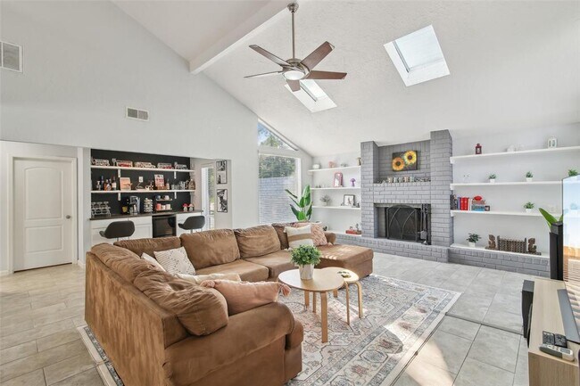 14115 Briarhills Pkwy in Houston, TX - Foto de edificio - Building Photo
