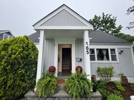 165 Greenfield Dr in Bridgeport, CT - Building Photo