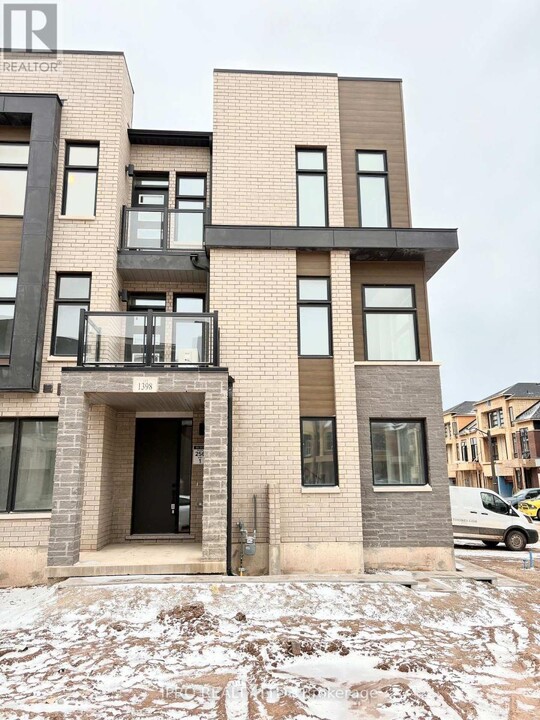 1398 Courtleigh Trl in Oakville, ON - Building Photo