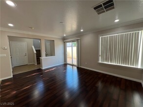 7195 Cestrum Rd in Las Vegas, NV - Foto de edificio - Building Photo