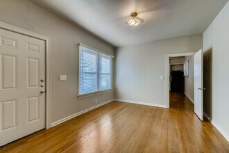 2040 W Mistletoe Ave in San Antonio, TX - Building Photo - Building Photo