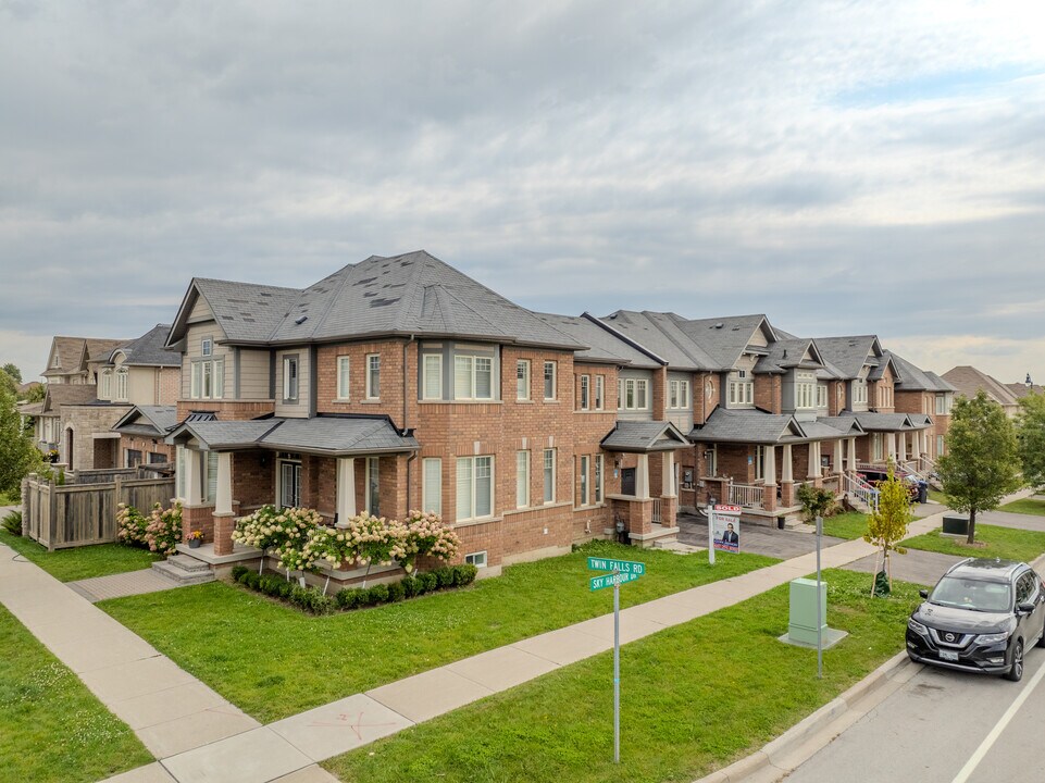 35 Sky Harbour Dr in Brampton, ON - Building Photo