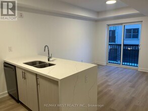 200 Railway Engine House Way in Whitby, ON - Building Photo - Building Photo