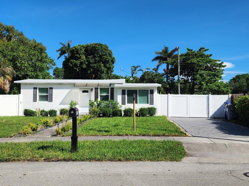 1896 NE 50th St in Pompano Beach, FL - Building Photo