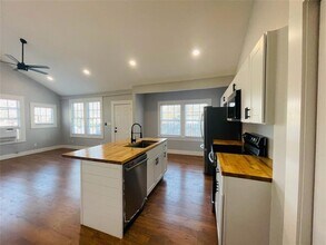 126 Smith Ln in San Marcos, TX - Foto de edificio - Building Photo