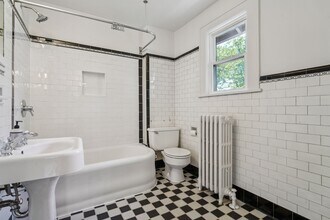 208 W Hudson Ave in Englewood, NJ - Building Photo - Building Photo