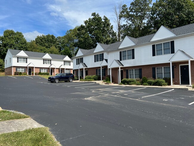 Holly Run Apartments in Lynchburg, VA - Building Photo - Building Photo