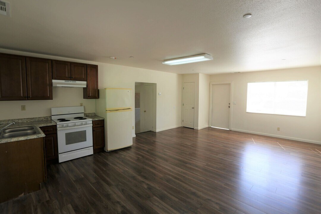 9817 Stephens St in Delhi, CA - Building Photo
