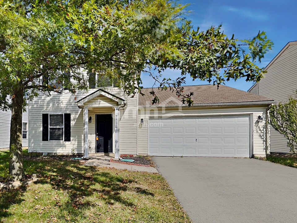 7516 Hemrich Dr in Canal Winchester, OH - Foto de edificio