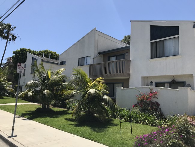 Harbor Lynn Apartments in Huntington Beach, CA - Foto de edificio - Building Photo