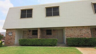 101 Westcourt Dr in Cleburne, TX - Building Photo