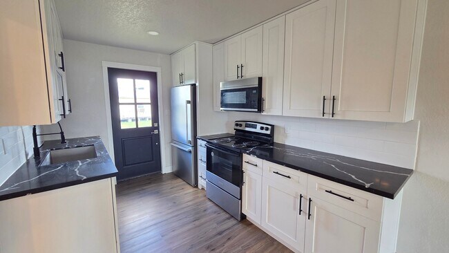 607 E 12th St in Flatonia, TX - Building Photo - Building Photo