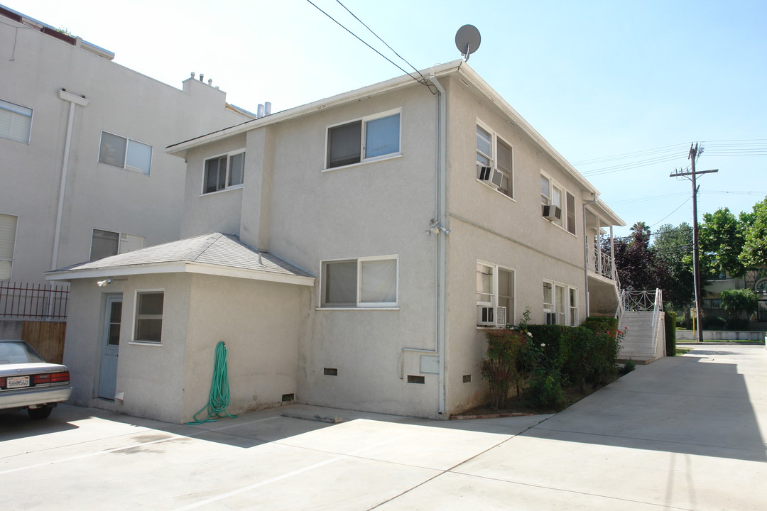 14643 Dickens St in Sherman Oaks, CA - Building Photo