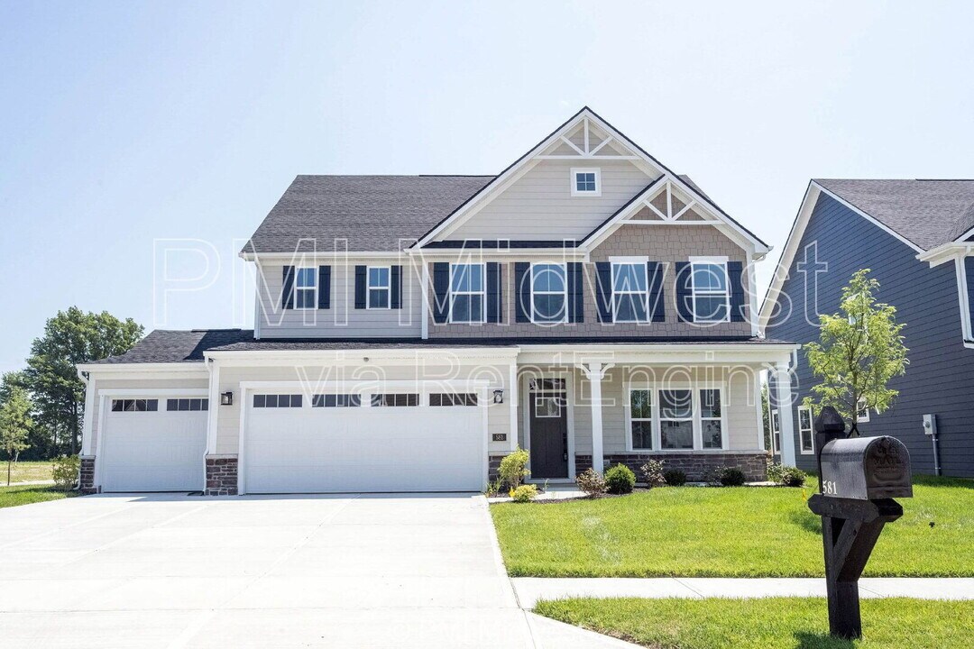 581 Roosevelt St in Fortville, IN - Foto de edificio