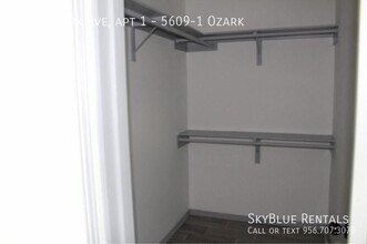 5609 Ozark Ave in McAllen, TX - Foto de edificio - Building Photo