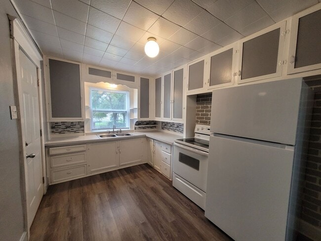 property at 2915 Des Moines St