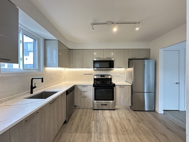 7621 N Sheridan Rd in Chicago, IL - Foto de edificio - Building Photo