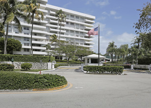 Commodore Club West in Key Biscayne, FL - Building Photo - Building Photo