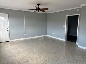 11355 3rd St E, Unit 4 in Treasure Island, FL - Foto de edificio - Building Photo