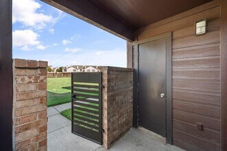 1712 Baird Farm Cir in Arlington, TX - Foto de edificio - Building Photo