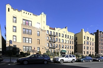 119-21 Metropolitan Avenue in Jamaica, NY - Foto de edificio - Building Photo