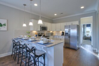 1015 Westgate Dr in Gallatin, TN - Foto de edificio - Building Photo