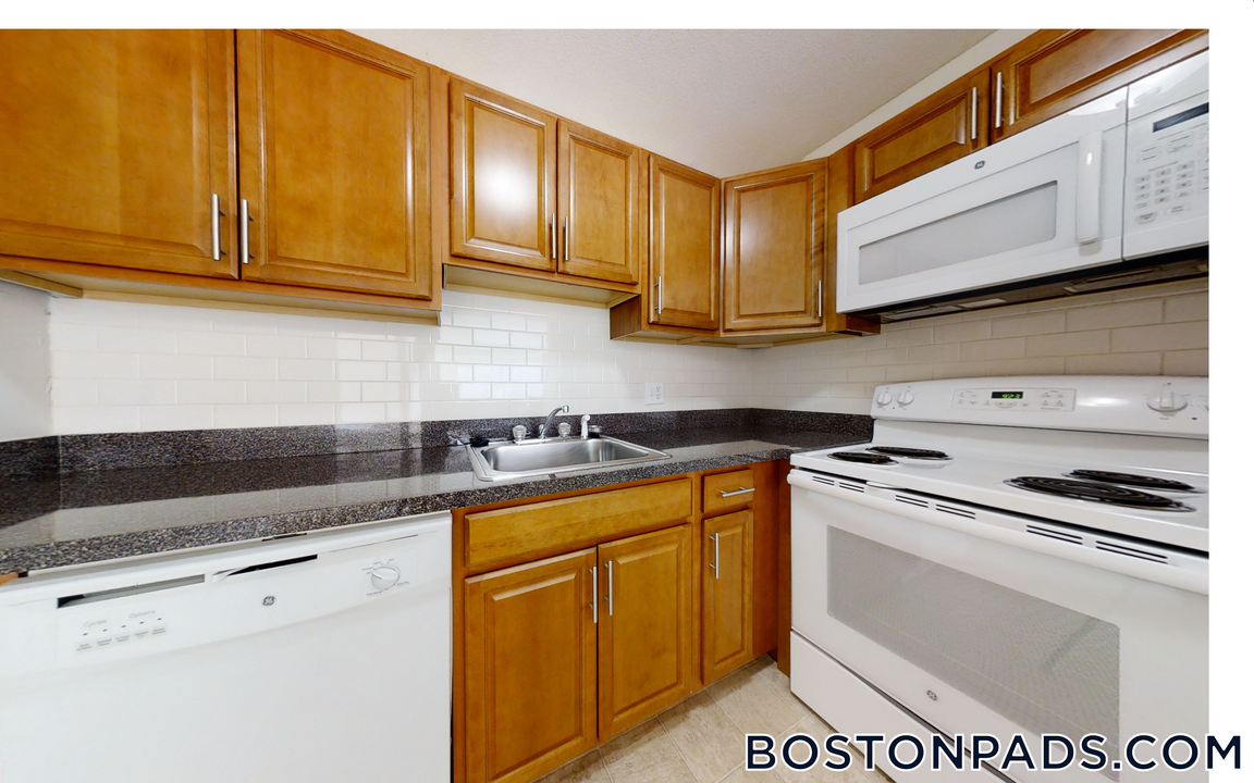 384 Sunderland Rd-Unit -25 in Worcester, MA - Building Photo