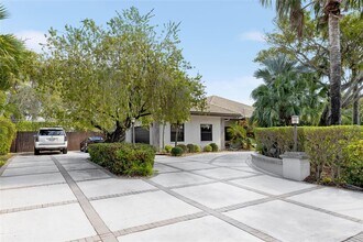655 Hibiscus Dr in Hallandale Beach, FL - Building Photo - Building Photo