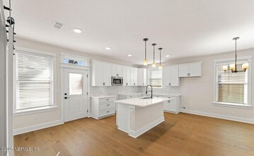 32 E 10th St in Jacksonville, FL - Building Photo - Building Photo